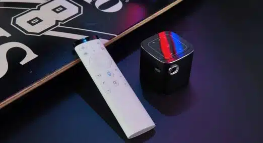 Hotack D10 Android Portable Pico Projector - Presentation picture with Remote